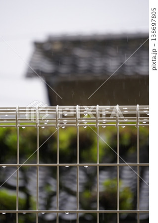 雨の日にフェンスについた水滴が宝石のよう 雨の日にフェンスについた水滴が宝石のよう 138697805