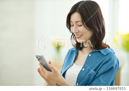 スマホを通話するミドル女性 スマホを通話するミドル女性 138697853