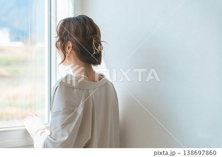窓の外を眺める女性の後ろ姿(悩む,疲れ,不安,鬱) 窓の外を眺める女性の後ろ姿(悩む,疲れ,不安,鬱) 138697860