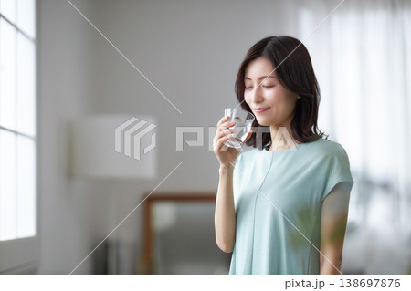 水を飲むミドル女性 138697876