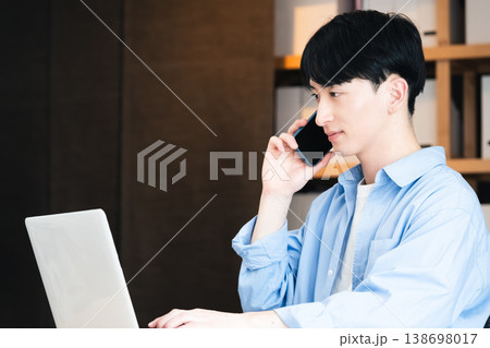 スマホで通話するビ若いジネスマン 138698017