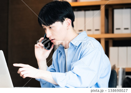 スマホで通話するビ若いジネスマン スマホで通話するビ若いジネスマン 138698027