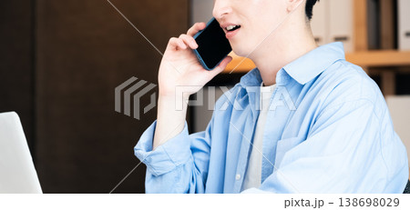 スマホで通話するビ若いジネスマン 138698029