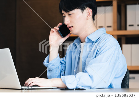スマホで通話するビ若いジネスマン 138698037