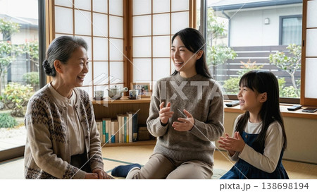 縁側のある和室で談笑する三世代家族の女性たち 138698194
