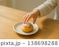 シュークリームに手を伸ばす子供 138698288