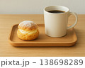 テーブルの上に置かれたシュークリームとコーヒー 138698289