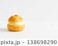 白い背景のシュークリーム 138698290
