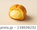 クリームたっぷりのシュークリーム 138698292