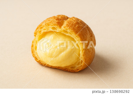 クリームたっぷりのシュークリーム クリームたっぷりのシュークリーム 138698292
