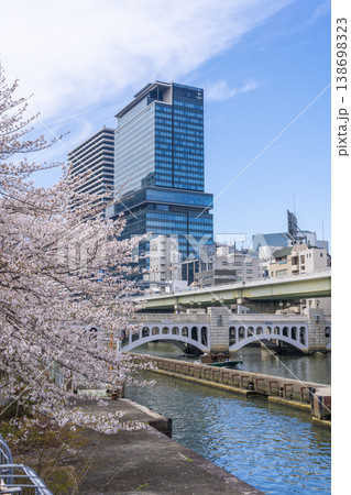 大阪中之島 水晶橋と満開の桜 大阪中之島 水晶橋と満開の桜 138698323