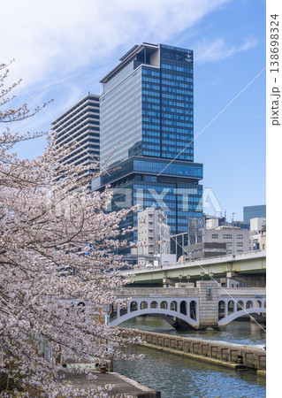 大阪中之島　水晶橋と満開の桜 138698324