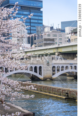 大阪中之島 水晶橋と満開の桜 大阪中之島 水晶橋と満開の桜 138698339