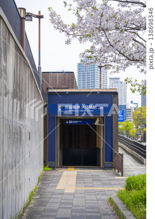 中之島　京阪大江橋駅付近の風景と満開の桜 138698346