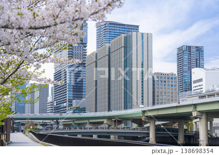 中之島 京阪大江橋駅付近の風景と満開の桜 中之島 京阪大江橋駅付近の風景と満開の桜 138698354