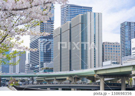 中之島 京阪大江橋駅付近の風景と満開の桜 中之島 京阪大江橋駅付近の風景と満開の桜 138698356