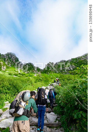 千畳敷カールの登山道と絶景と登山者 138698448