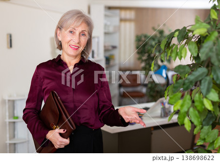 Mature woman meeting visitors at office 138698622