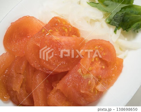 トマトと玉ねぎのサラダ、妻の手作り家庭料理、家庭で楽しむ夕ご飯、幸せ家族 トマトと玉ねぎのサラダ、妻の手作り家庭料理、家庭で楽しむ夕ご飯、幸せ家族 138698650