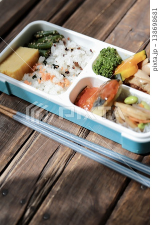 仕切り一体型弁当箱を使ったヘルシーな和食弁当 138698681