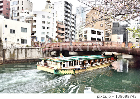 横浜大岡川で満開を迎えた花見の遊覧船 138698745