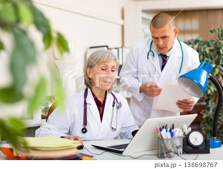 Male and female doctors in staffroom 138698767