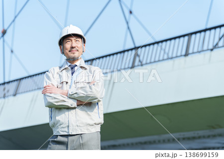 腕組みをする土木系エンジニア 138699159