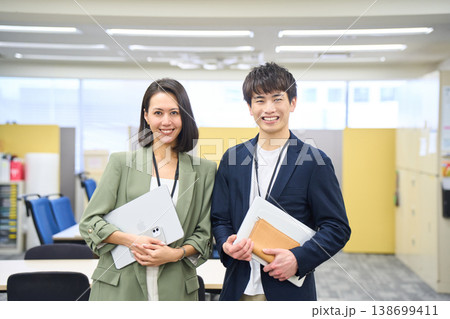 外資系IT企業のオフィスで笑顔で談笑する日本人SEの男女 人物 138699411