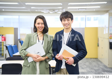 外資系IT企業のオフィスで笑顔で談笑する日本人SEの男女 人物 138699412