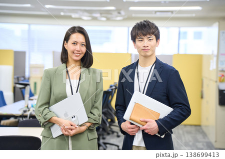 外資系IT企業のオフィスで笑顔で談笑する日本人SEの男女 人物 外資系IT企業のオフィスで笑顔で談笑する日本人SEの男女 人物 138699413