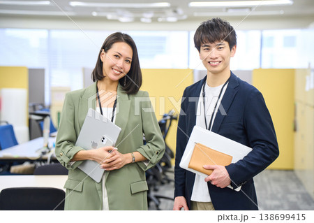 外資系IT企業のオフィスで笑顔で談笑する日本人SEの男女 人物 外資系IT企業のオフィスで笑顔で談笑する日本人SEの男女 人物 138699415