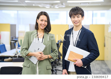 外資系IT企業のオフィスで笑顔で談笑する日本人SEの男女 人物 外資系IT企業のオフィスで笑顔で談笑する日本人SEの男女 人物 138699417