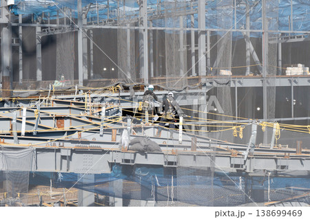 鉄骨建設現場で高所作業を行う作業員と安全ネット2 鉄骨建設現場で高所作業を行う作業員と安全ネット2 138699469