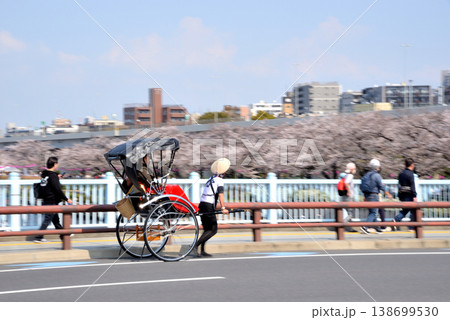 桜満開の隅田川の言問橋を渡る人力車 桜満開の隅田川の言問橋を渡る人力車 138699530
