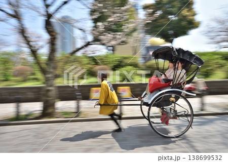 桜満開の隅田川助六夢通りを走る人力車 桜満開の隅田川助六夢通りを走る人力車 138699532