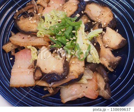 ベーコンと椎茸のソテー、妻の手作り家庭料理、家庭で楽しむ夕ご飯、幸せ家族 138699637