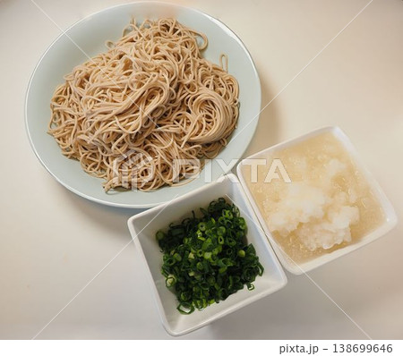 おろしそば、妻の手作り家庭料理、家庭で楽しむ夕ご飯、幸せ家族 138699646