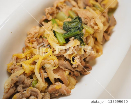 白菜と豚肉のあっさり煮、妻の手作り家庭料理、家庭で楽しむ夕ご飯、幸せ家族 138699650