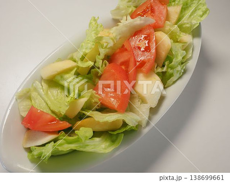 レタスとりんごのサラダ、妻の手作り家庭料理、家庭で楽しむ夕ご飯、幸せ家族 138699661