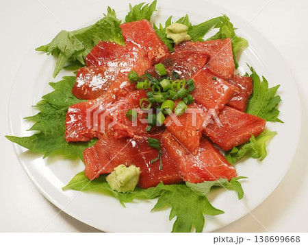 まぐろ漬け大葉添え、妻の手作り家庭料理、家庭で楽しむ夕ご飯、幸せ家族 138699668