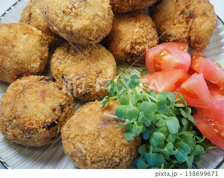 手作りコロッケ、妻の手作り家庭料理、家庭で楽しむ夕ご飯、幸せ家族 138699671