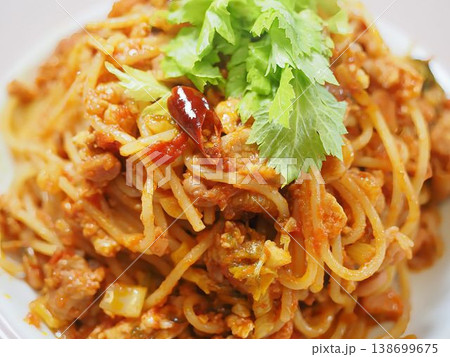 トマトペペロンチーノパスタ、妻の手作り家庭料理、家庭で楽しむ夕ご飯、幸せ家族 138699675