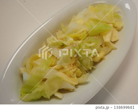 春キャベツ蒸しサラダ、妻の手作り家庭料理、家庭で楽しむ夕ご飯、幸せ家族 138699681