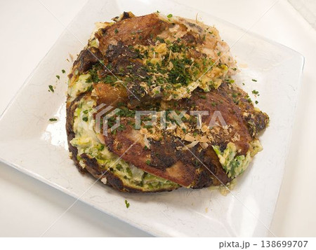 キャベツたっぷりお好み焼き、妻の手作り家庭料理、家庭で楽しむ夕ご飯、幸せ家族 138699707