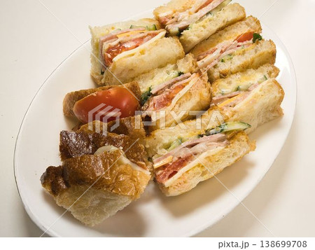 ハム野菜サンド、妻の手作り家庭料理、家庭で楽しむ夕ご飯、幸せ家族 138699708