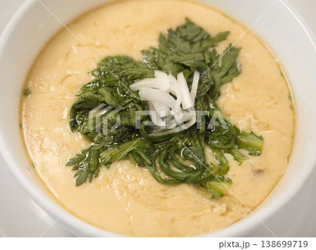 春菊の茶碗蒸し、妻の手作り家庭料理、家庭で楽しむ夕ご飯、幸せ家族 138699719