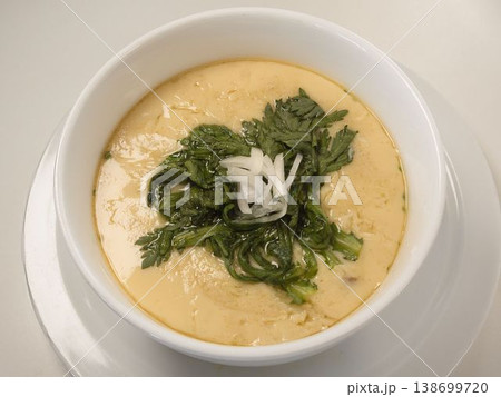 茶碗蒸し春菊添え、妻の手作り家庭料理、家庭で楽しむ夕ご飯、幸せ家族 138699720