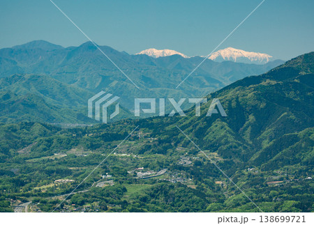新緑の陣馬山から望む南アルプスの風景 新緑の陣馬山から望む南アルプスの風景 138699721