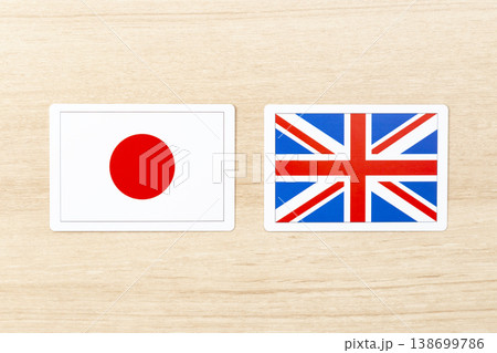 机に置かれた日本とイギリスの国旗 138699786