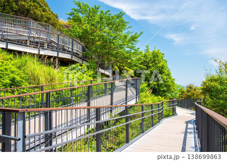 新緑シーズンの「横山展望台」 展望台へのスロープ 伊勢志摩国立公園《三重県 志摩市》 新緑シーズンの「横山展望台」 展望台へのスロープ 伊勢志摩国立公園《三重県 志摩市》 138699863